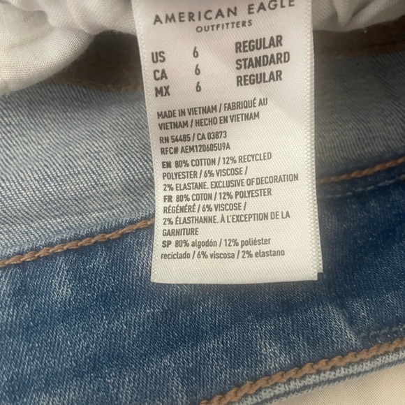 An American Eagle Skinny jeans that’s a little baggy at the bottom, A size 6🌷 - Picture 3 of 3